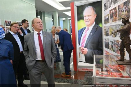Газета "Правда" об открывшейся в Госдуме выставке, посвященной 80-летию Г.А. Зюганова
