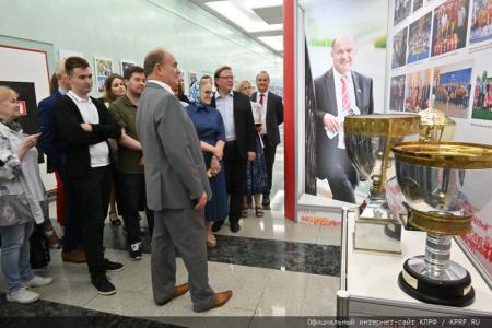 Газета "Правда" об открывшейся в Госдуме выставке, посвященной 80-летию Г.А. Зюганова