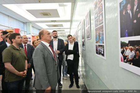 Газета "Правда" об открывшейся в Госдуме выставке, посвященной 80-летию Г.А. Зюганова