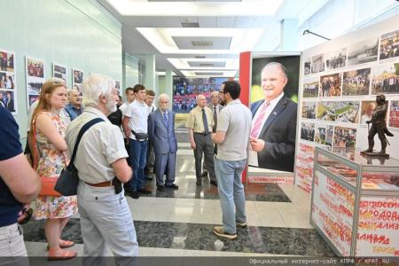 Газета "Правда" об открывшейся в Госдуме выставке, посвященной 80-летию Г.А. Зюганова
