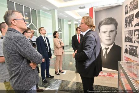 Газета "Правда" об открывшейся в Госдуме выставке, посвященной 80-летию Г.А. Зюганова