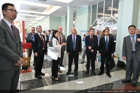 Г.А. Зюганов провел экскурсию по выставке в Госдуме для китайской делегации