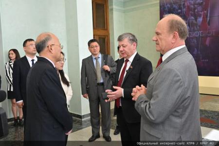 Г.А. Зюганов провел экскурсию по выставке в Госдуме для китайской делегации
