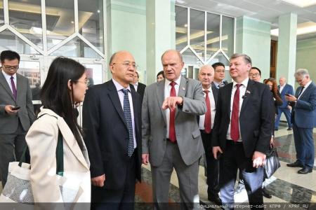 Г.А. Зюганов провел экскурсию по выставке в Госдуме для китайской делегации
