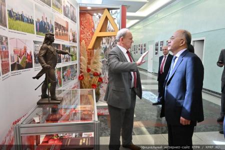 Г.А. Зюганов провел экскурсию по выставке в Госдуме для китайской делегации