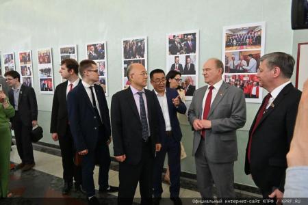 Г.А. Зюганов провел экскурсию по выставке в Госдуме для китайской делегации