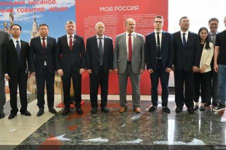 Г.А. Зюганов провел экскурсию по выставке в Госдуме для китайской делегации