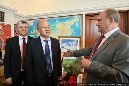 Г.А. Зюганов провел экскурсию по выставке в Госдуме для китайской делегации