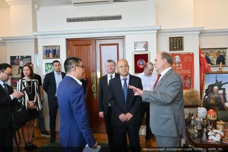 Г.А. Зюганов провел экскурсию по выставке в Госдуме для китайской делегации