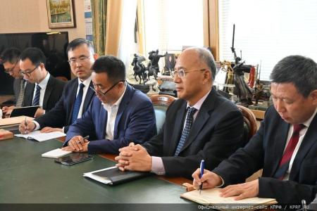 Г.А. Зюганов провел экскурсию по выставке в Госдуме для китайской делегации
