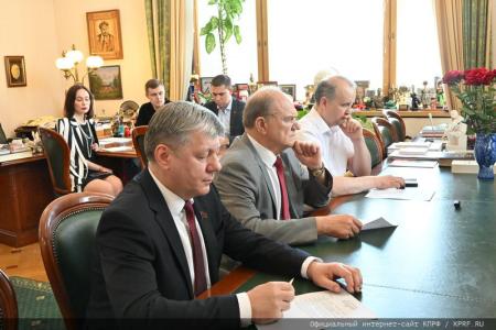Г.А. Зюганов провел экскурсию по выставке в Госдуме для китайской делегации