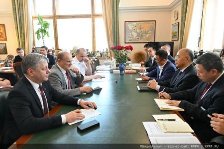 Г.А. Зюганов провел экскурсию по выставке в Госдуме для китайской делегации