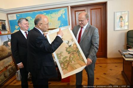 Г.А. Зюганов провел экскурсию по выставке в Госдуме для китайской делегации