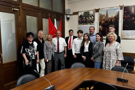 Коммунисты и комсомольцы Щелковского городского округа посетили выставку, посвящённую лидеру КПРФ Г.А. Зюганову