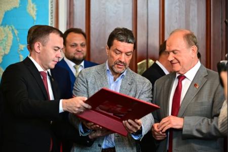 Орловский рысак, поющий курский соловей и тульский Царь-пряник: что подарили Геннадию Зюганову на 80-летие