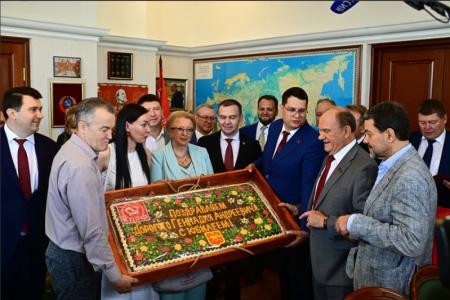 Орловский рысак, поющий курский соловей и тульский Царь-пряник: что подарили Геннадию Зюганову на 80-летие