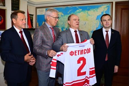Орловский рысак, поющий курский соловей и тульский Царь-пряник: что подарили Геннадию Зюганову на 80-летие