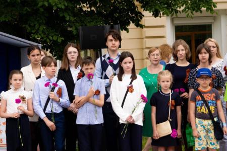 Коммунисты Приамурья возложили цветы и венки к Вечному огню в Благовещенске