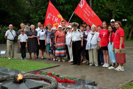 Астраханские коммунисты и комсомольцы приняли участие в мероприятиях, посвященных Дню памяти и скорби