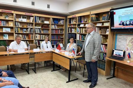 Руководитель фракции КПРФ в Мособлдуме Александр Наумов вручил дипломы выпускникам филиала РАНХиГС в Домодедове