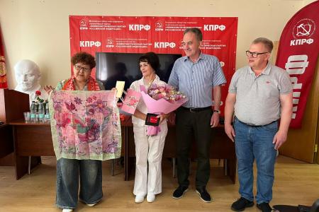 Секретари подмосковного обкома поздравили с днем рождения руководителя местного отделения женского движения "Надежда России" М.Г. Пушкину
