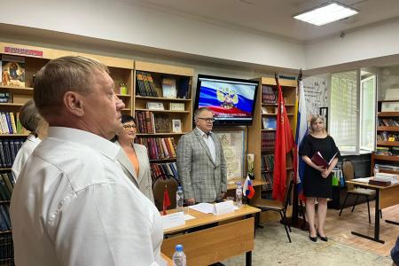 Руководитель фракции КПРФ в Мособлдуме Александр Наумов вручил дипломы выпускникам филиала РАНХиГС в Домодедове
