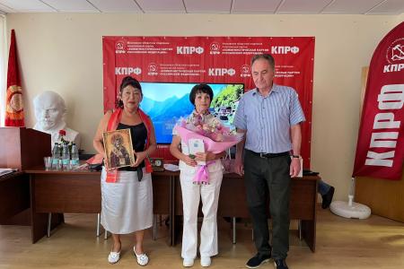 Секретари подмосковного обкома поздравили с днем рождения руководителя местного отделения женского движения "Надежда России" М.Г. Пушкину