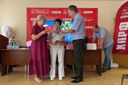 Секретари подмосковного обкома поздравили с днем рождения руководителя местного отделения женского движения "Надежда России" М.Г. Пушкину