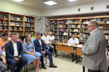 Руководитель фракции КПРФ в Мособлдуме Александр Наумов вручил дипломы выпускникам филиала РАНХиГС в Домодедове