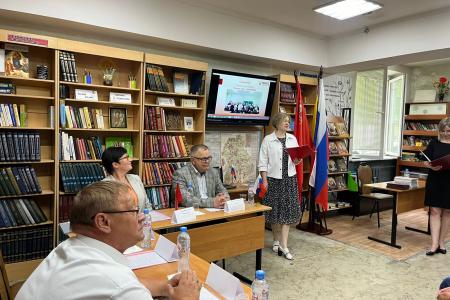 Руководитель фракции КПРФ в Мособлдуме Александр Наумов вручил дипломы выпускникам филиала РАНХиГС в Домодедове