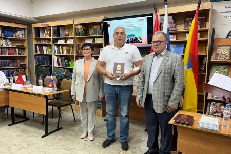 Руководитель фракции КПРФ в Мособлдуме Александр Наумов вручил дипломы выпускникам филиала РАНХиГС в Домодедове