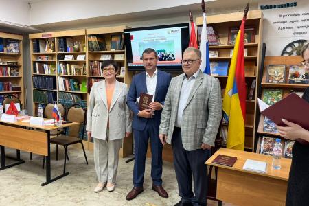 Руководитель фракции КПРФ в Мособлдуме Александр Наумов вручил дипломы выпускникам филиала РАНХиГС в Домодедове