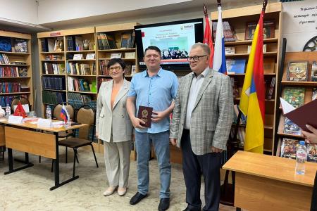 Руководитель фракции КПРФ в Мособлдуме Александр Наумов вручил дипломы выпускникам филиала РАНХиГС в Домодедове