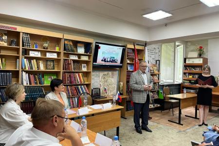 Руководитель фракции КПРФ в Мособлдуме Александр Наумов вручил дипломы выпускникам филиала РАНХиГС в Домодедове