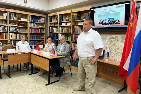 Руководитель фракции КПРФ в Мособлдуме Александр Наумов вручил дипломы выпускникам филиала РАНХиГС в Домодедове