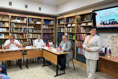 Руководитель фракции КПРФ в Мособлдуме Александр Наумов вручил дипломы выпускникам филиала РАНХиГС в Домодедове