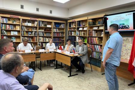 Руководитель фракции КПРФ в Мособлдуме Александр Наумов вручил дипломы выпускникам филиала РАНХиГС в Домодедове