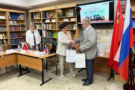 Руководитель фракции КПРФ в Мособлдуме Александр Наумов вручил дипломы выпускникам филиала РАНХиГС в Домодедове