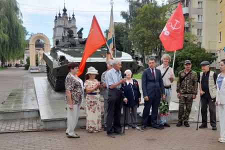 Калуга. Коммунисты поздравили ветеранов с Днём Военно-Морского Флота