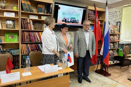Руководитель фракции КПРФ в Мособлдуме Александр Наумов вручил дипломы выпускникам филиала РАНХиГС в Домодедове