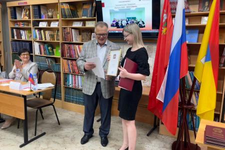 Руководитель фракции КПРФ в Мособлдуме Александр Наумов вручил дипломы выпускникам филиала РАНХиГС в Домодедове