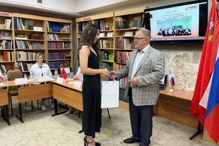 Руководитель фракции КПРФ в Мособлдуме Александр Наумов вручил дипломы выпускникам филиала РАНХиГС в Домодедове