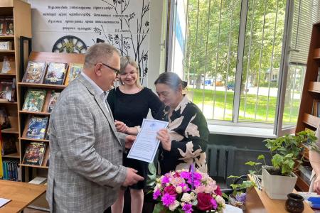 Руководитель фракции КПРФ в Мособлдуме Александр Наумов вручил дипломы выпускникам филиала РАНХиГС в Домодедове