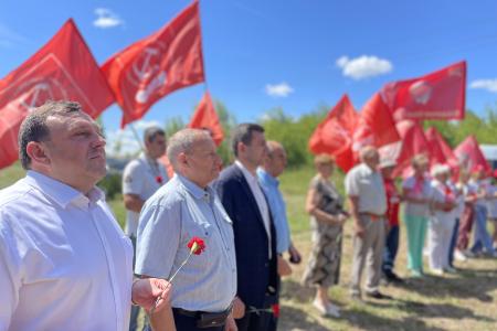 Нижегородская область. Коммунисты приняли участие в открытии отреставрированной стелы на месте, где жил Н.В. Ульянов – дедушка Ленина