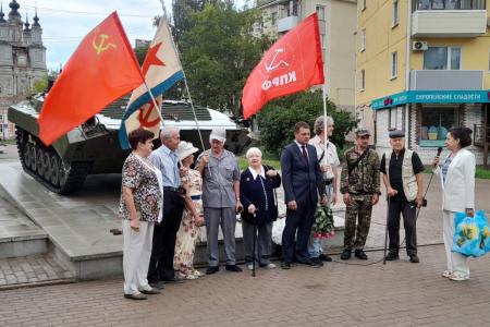 Калуга. Коммунисты поздравили ветеранов с Днём Военно-Морского Флота