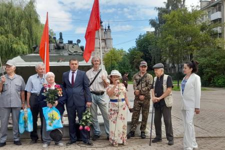 Калуга. Коммунисты поздравили ветеранов с Днём Военно-Морского Флота