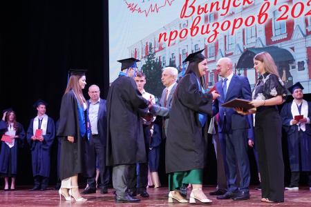 Краснодар. Коммунист-депутат Госдумы Н.И. Осадчий принял участие в торжественной церемонии вручения дипломов выпускникам медицинского университета