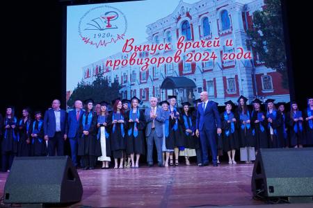 Краснодар. Коммунист-депутат Госдумы Н.И. Осадчий принял участие в торжественной церемонии вручения дипломов выпускникам медицинского университета