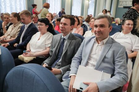 Комитет Госдумы по защите семьи, вопросам отцовства, материнства и детства провел «круглый стол», посвященный государственной поддержке семей с детьми и ее влиянии на демографическую ситуацию в РФ
