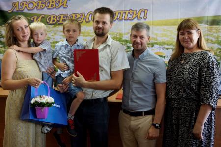 В Воронеже авиастроителей поздравили с Днем семьи депутаты-коммунисты